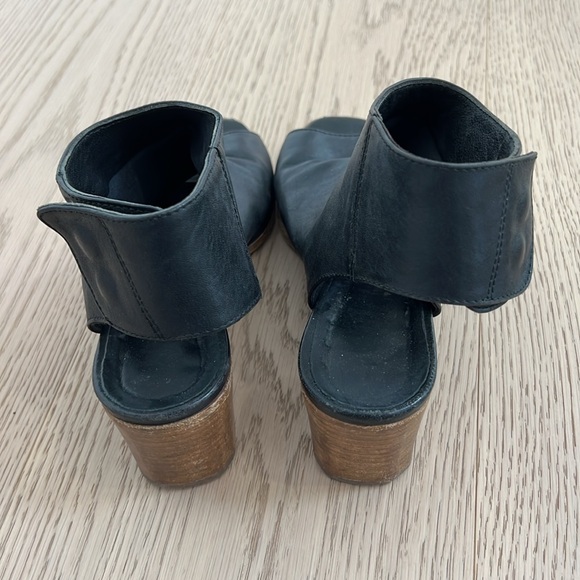 Mimosa Black Open-Toed Leather Sandals - Picture 5 of 5